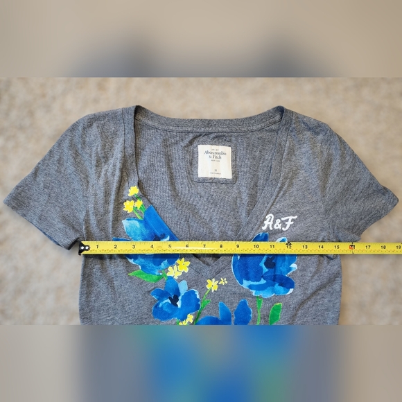 Abercrombie & Fitch Medium Floral V-Neck Shirt - Picture 5 of 7